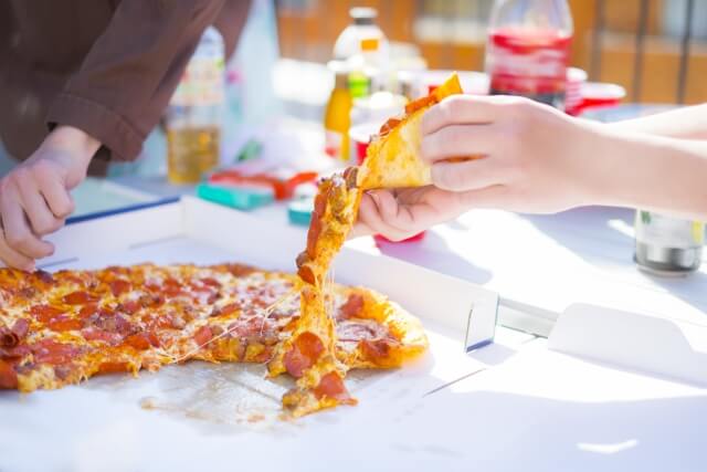 残り物の宅配ピザは冷凍保存！後日おいしく食べるための解凍方法と温め方法について