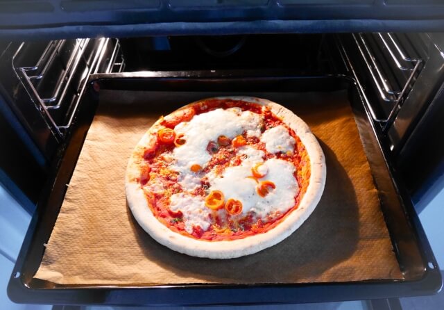 冷凍した宅配ピザをおいしく解凍・温めなおす方法